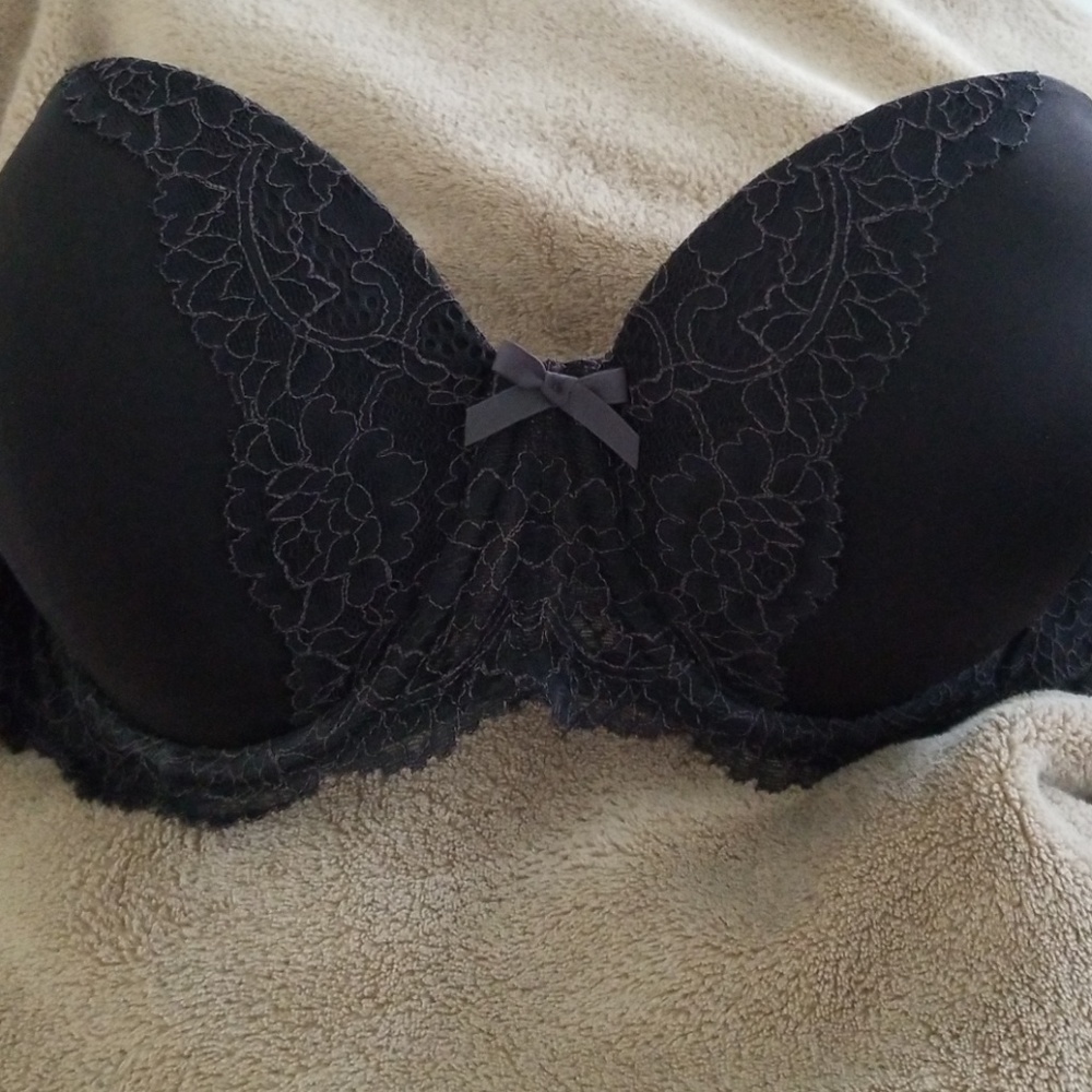 Victoria's Secret strapless bra (size 32DDD)
